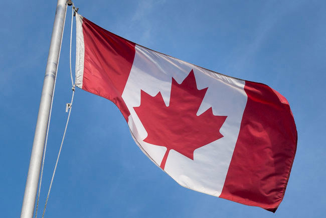 Die Flagge Kanadas am Fahnenmast hochgehisst