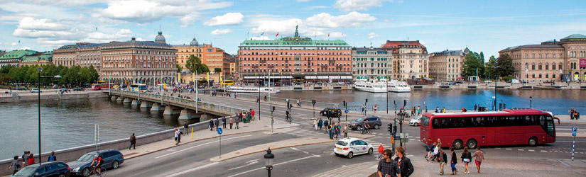 Straße in Stockholm mit Autos und Menschen