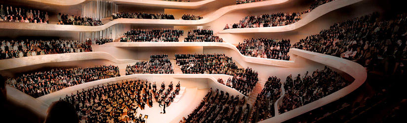 Konzertsaal in der Elbphilharmonie mit vielen Zuschauern und Musikern